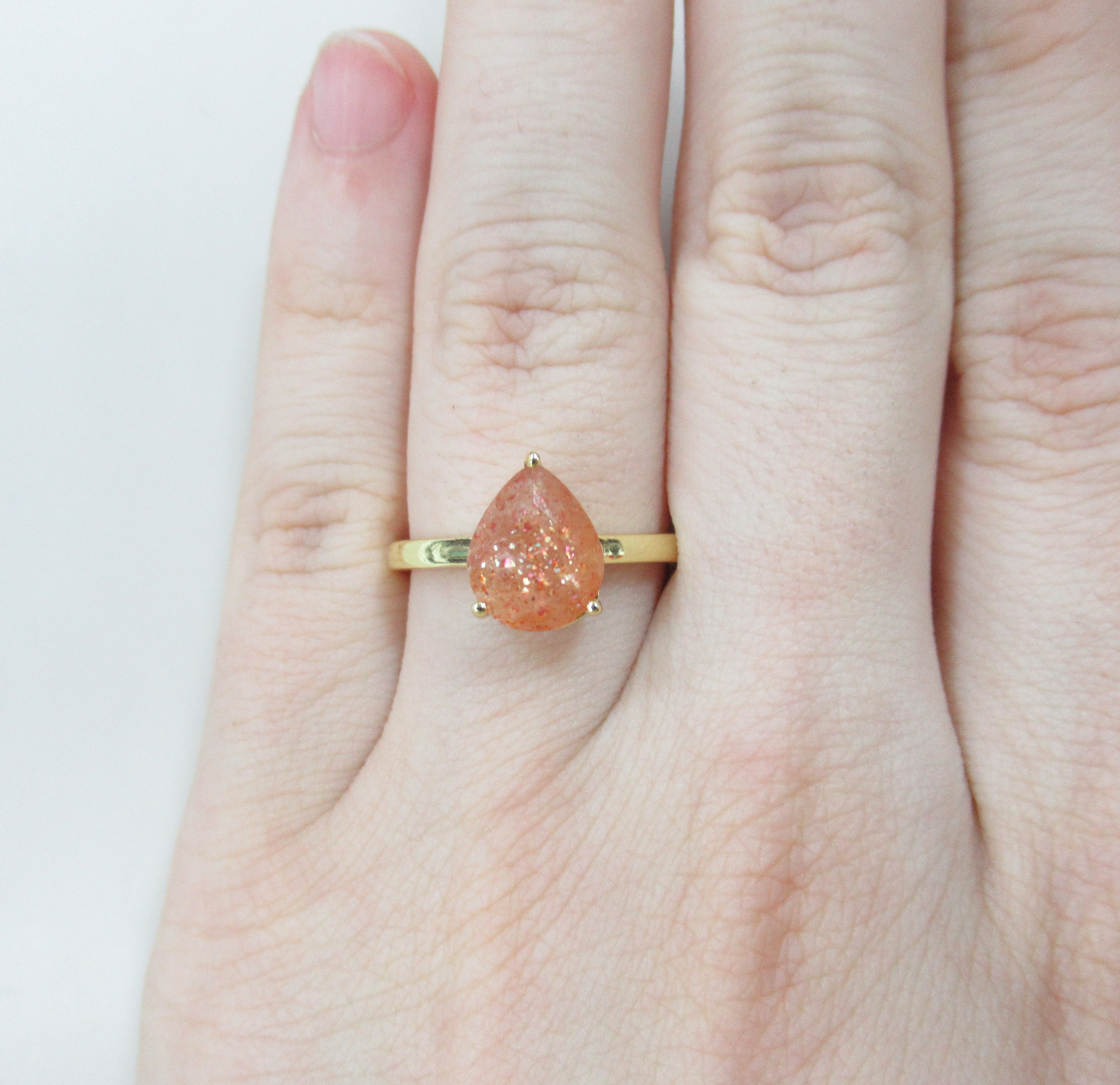 Серебряное кольцо с солнечным камнем